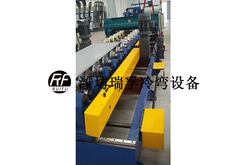 客车蒙皮设备 (4).jpg